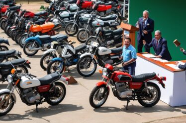 Imagem de um leilão de motos recuperadas pelos bancos no Brasil, mostrando diversas motos e um leiloeiro animado com compradores interessados.