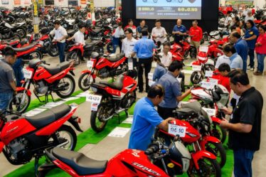 Várias pessoas olhando motos em um leilão de motos.