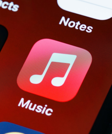 black and red digital device — Foto por Brett Jordan na Unsplash