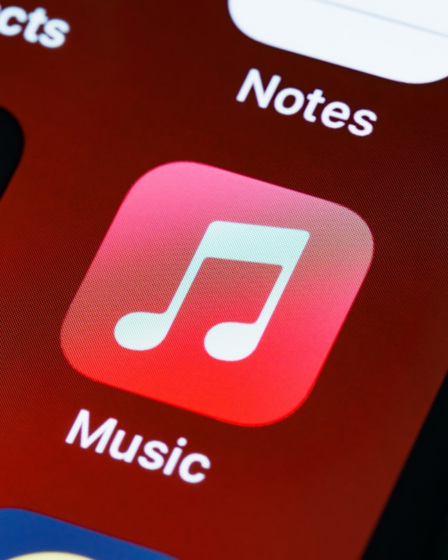 black and red digital device — Foto por Brett Jordan na Unsplash