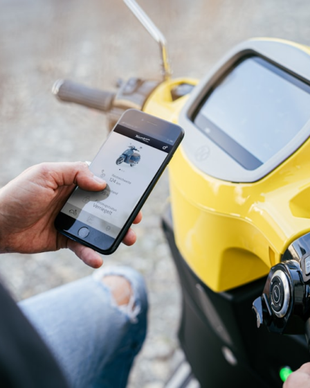 person holding yellow and black digital device — Foto por Kumpan Electric na Unsplash