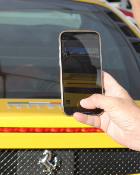 a person holding a phone — Foto por koko boko na Unsplash