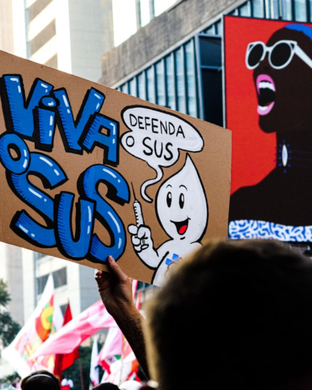 a group of people holding up signs in the air — Foto por Tutz Dias na Unsplash