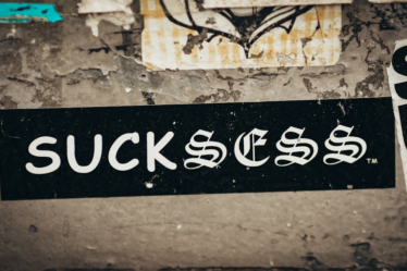 a black and white street sign on a wall — Foto por Jon Tyson na Unsplash