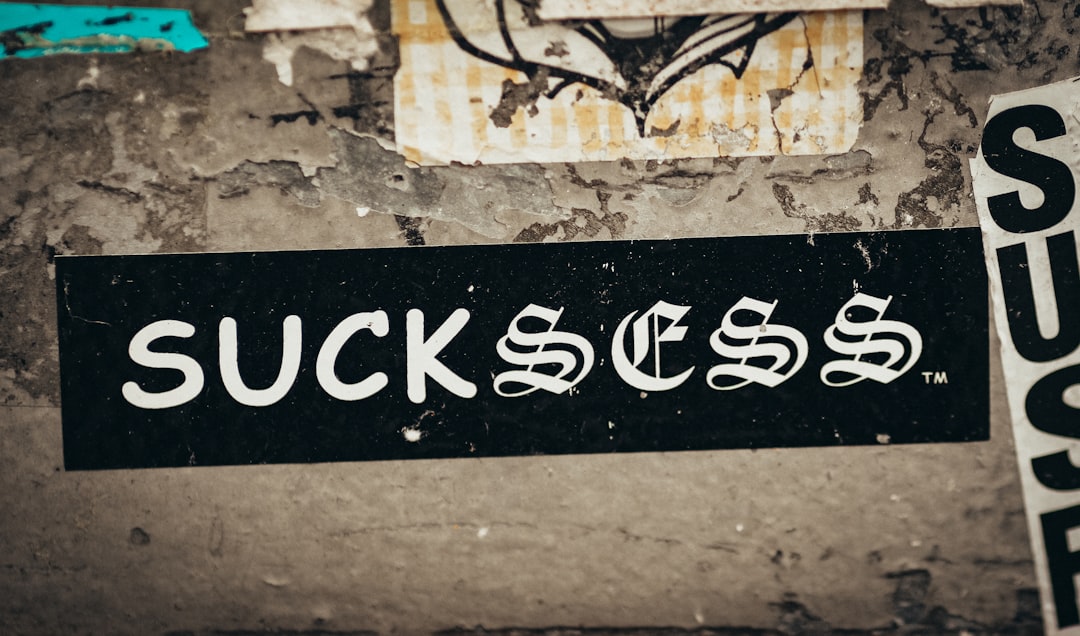 a black and white street sign on a wall — Foto por Jon Tyson na Unsplash