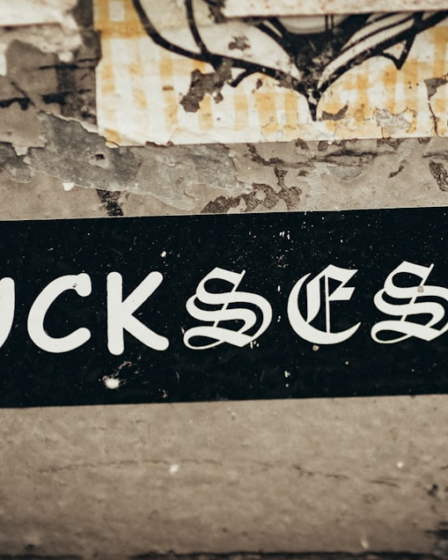 a black and white street sign on a wall — Foto por Jon Tyson na Unsplash