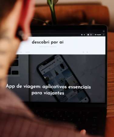 A person sitting at a table with a laptop — Foto por Nathana Rebouças na Unsplash