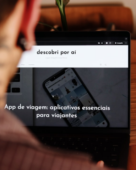 A person sitting at a table with a laptop — Foto por Nathana Rebouças na Unsplash