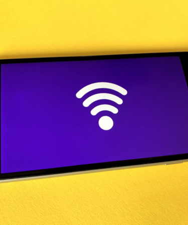 blue and black iphone case — Foto por Franck na Unsplash