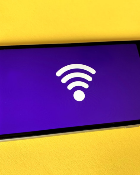 blue and black iphone case — Foto por Franck na Unsplash