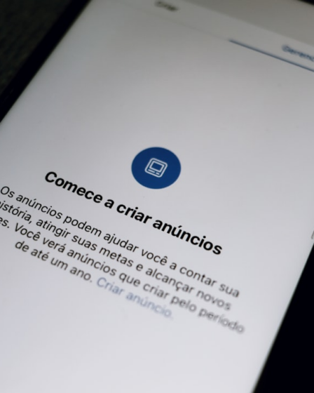 white ipad on black textile — Foto por Nathana Rebouças na Unsplash