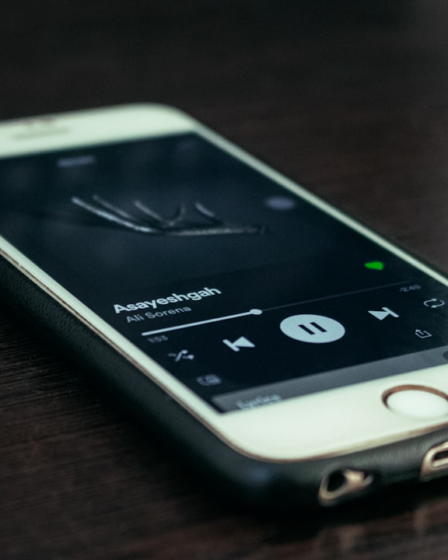 a close up of a cell phone on a table — Foto por Mohammad Ramezanalizadeh na Unsplash