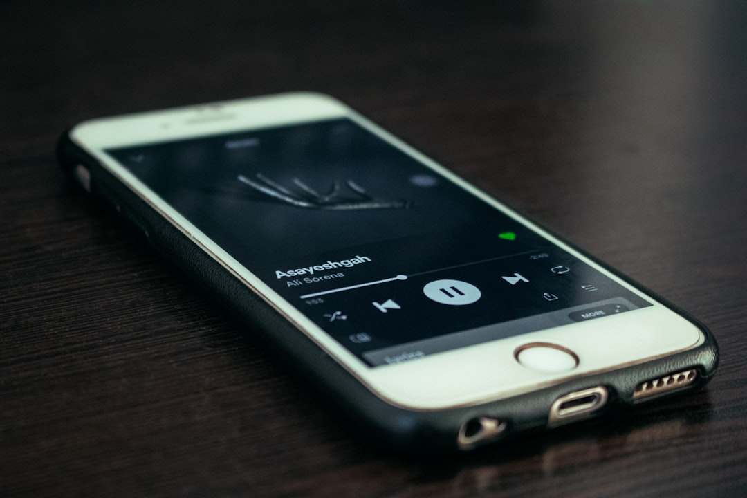 a close up of a cell phone on a table — Foto por Mohammad Ramezanalizadeh na Unsplash