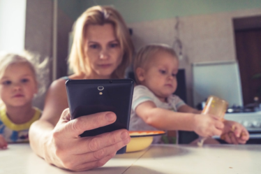 woman in white shirt holding black ipad — Foto por Vitolda Klein na Unsplash