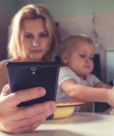 woman in white shirt holding black ipad — Foto por Vitolda Klein na Unsplash