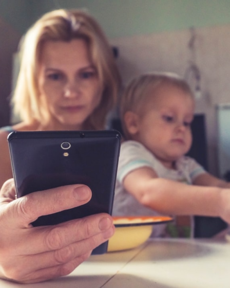 woman in white shirt holding black ipad — Foto por Vitolda Klein na Unsplash