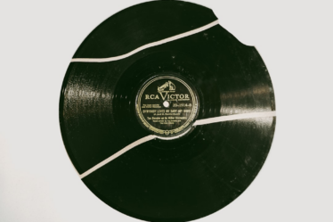 black and white vinyl record — Foto por Kevin Andre na Unsplash
