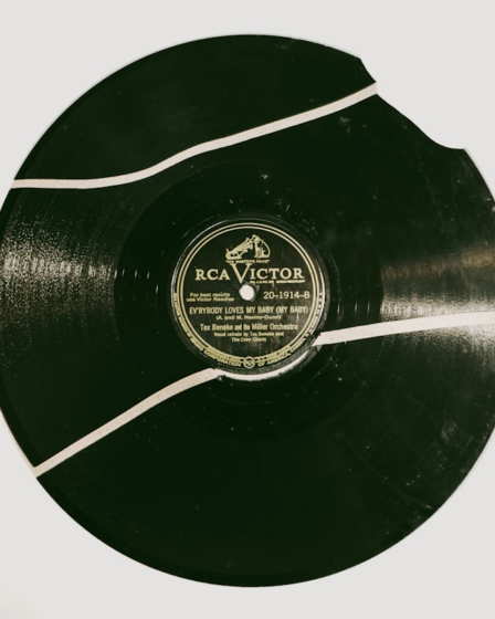 black and white vinyl record — Foto por Kevin Andre na Unsplash