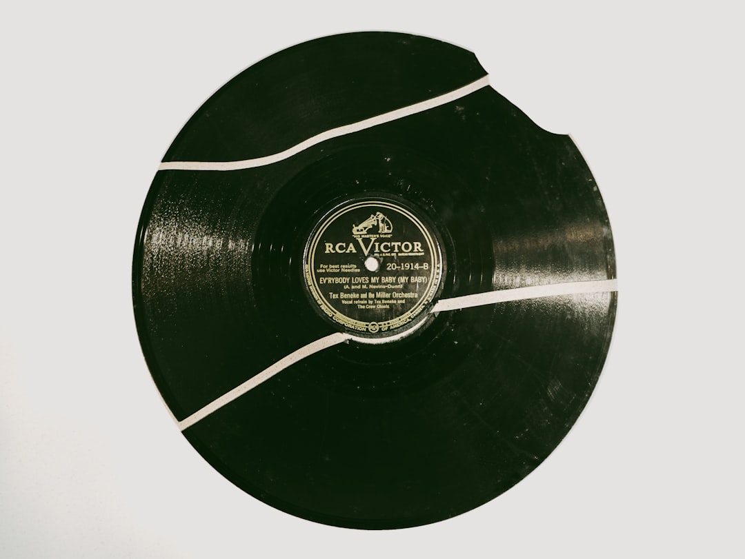 black and white vinyl record — Foto por Kevin Andre na Unsplash