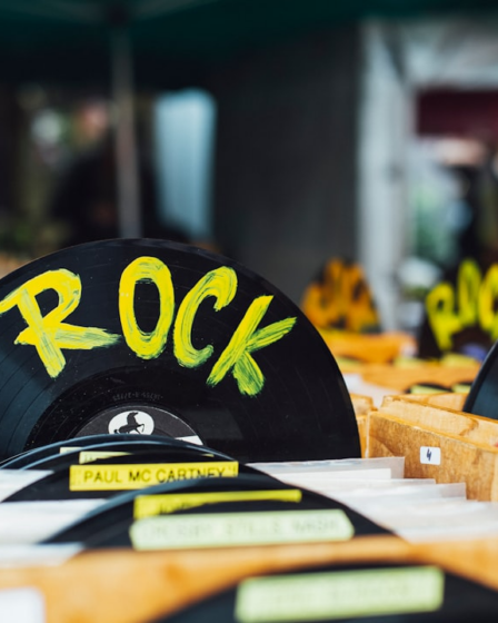 black Rock vinyl disc — Foto por Markus Spiske na Unsplash