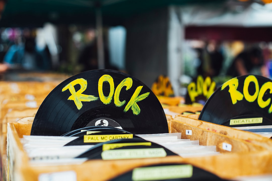 black Rock vinyl disc — Foto por Markus Spiske na Unsplash