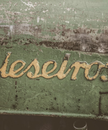 Dieselross product label — Foto por Wolfgang Rottmann na Unsplash