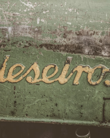 Dieselross product label — Foto por Wolfgang Rottmann na Unsplash