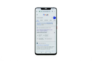 black Android smartphone — Foto por Claudio Schwarz na Unsplash