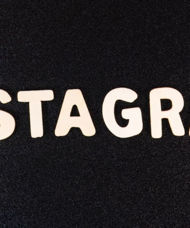 the word instagram spelled in white letters on a black background — Foto por Hakim Menikh na Unsplash