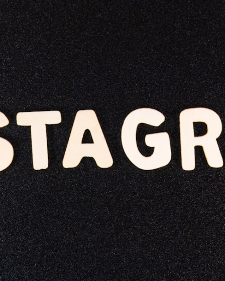 the word instagram spelled in white letters on a black background — Foto por Hakim Menikh na Unsplash