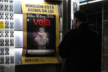man in black t-shirt standing near the glass door — Foto por Ana Fernandes na Unsplash