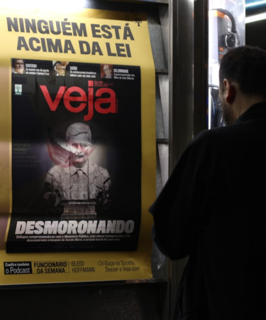 man in black t-shirt standing near the glass door — Foto por Ana Fernandes na Unsplash