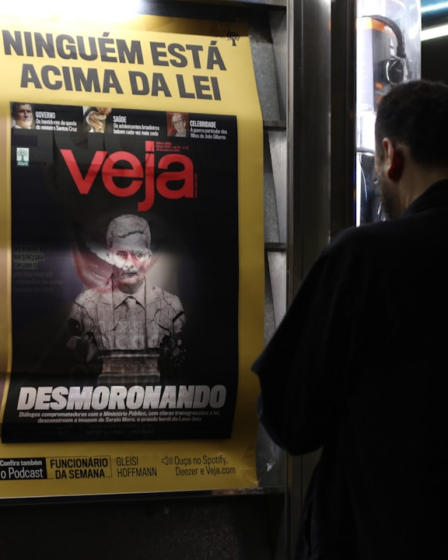 man in black t-shirt standing near the glass door — Foto por Ana Fernandes na Unsplash