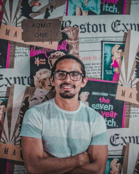 man in teal crew neck t-shirt — Foto por Serafin Reyna na Unsplash