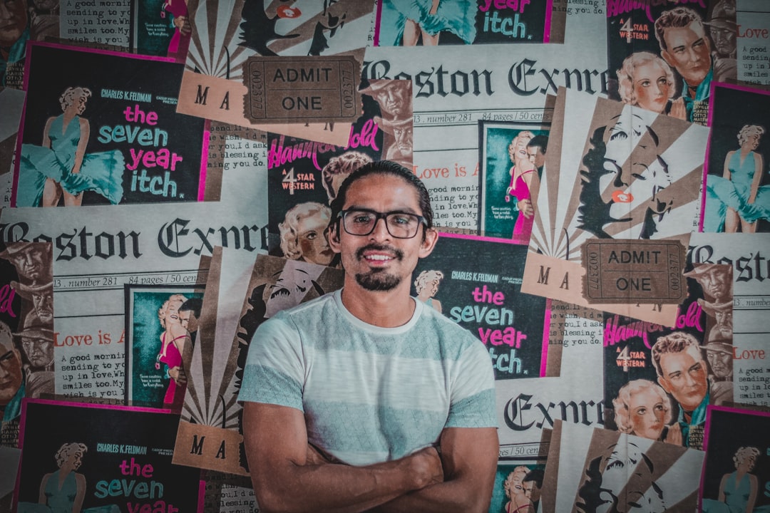 man in teal crew neck t-shirt — Foto por Serafin Reyna na Unsplash