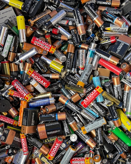 assorted color disposable lighter lot — Foto por John Cameron na Unsplash