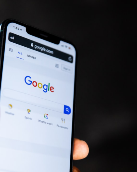 person holding black android smartphone — Foto por Solen Feyissa na Unsplash