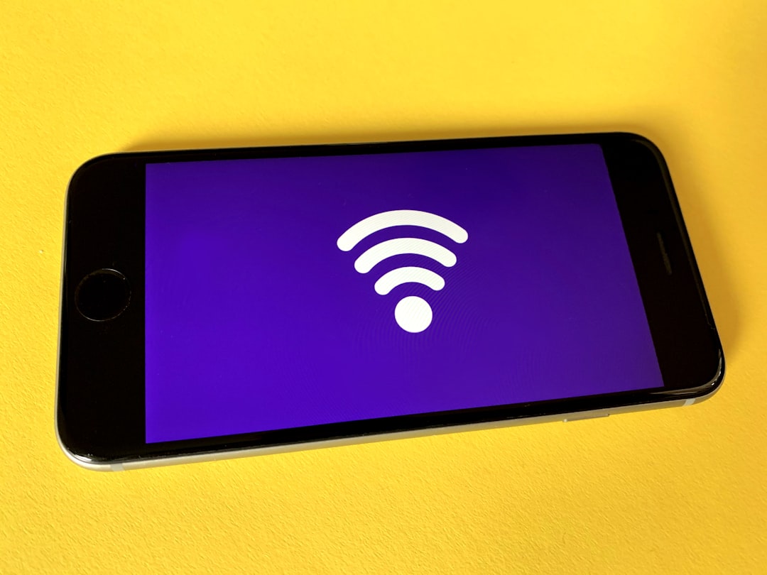 blue and black iphone case — Foto por Franck na Unsplash