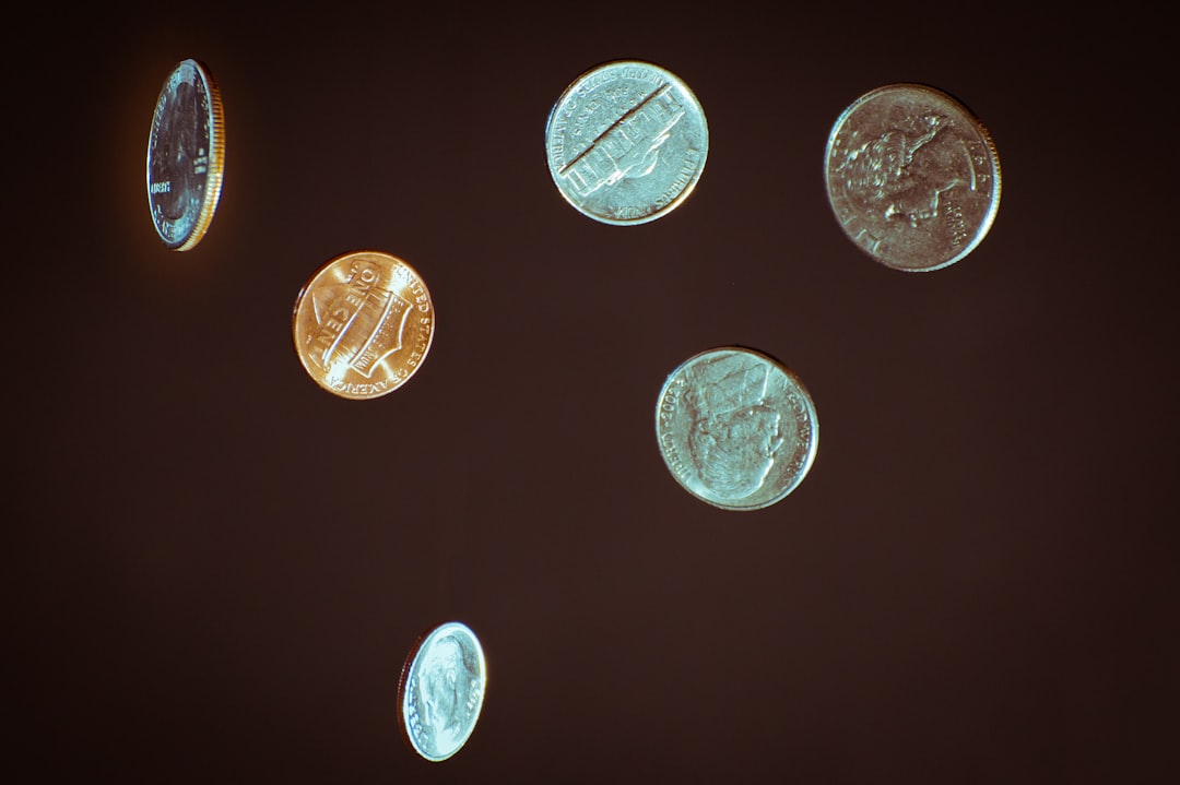 silver round coins on white surface — Foto por Chris Briggs na Unsplash