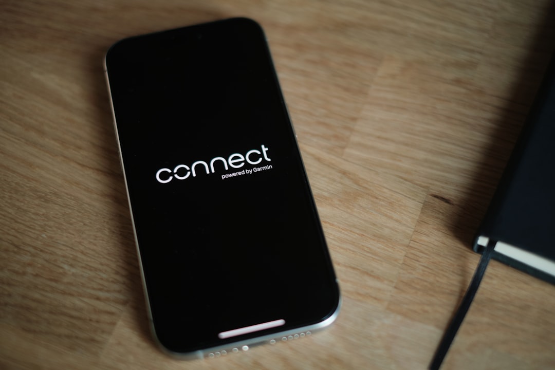 A cell phone sitting on top of a wooden table — Foto por appshunter.io na Unsplash