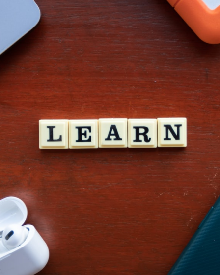 the word learn spelled with scrabble letters on a wooden table — Foto por Ling App na Unsplash