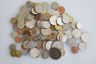 silver and gold round coins — Foto por Kevin Dunlap na Unsplash