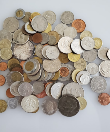 silver and gold round coins — Foto por Kevin Dunlap na Unsplash