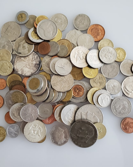 silver and gold round coins — Foto por Kevin Dunlap na Unsplash