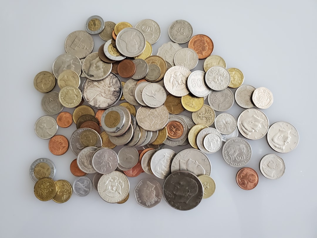 silver and gold round coins — Foto por Kevin Dunlap na Unsplash