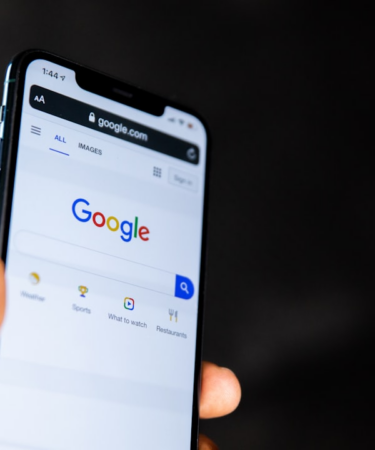 person holding black android smartphone — Foto por Solen Feyissa na Unsplash