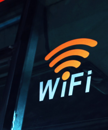 a close up of the wifi logo on the side of a bus — Foto por Dreamlike Street na Unsplash