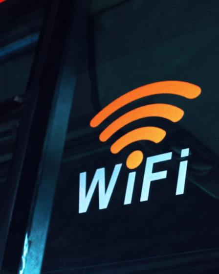 a close up of the wifi logo on the side of a bus — Foto por Dreamlike Street na Unsplash