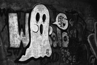 a black and white photo of a ghost on a wall — Foto por Kyle Larivee na Unsplash