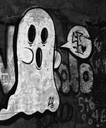 a black and white photo of a ghost on a wall — Foto por Kyle Larivee na Unsplash